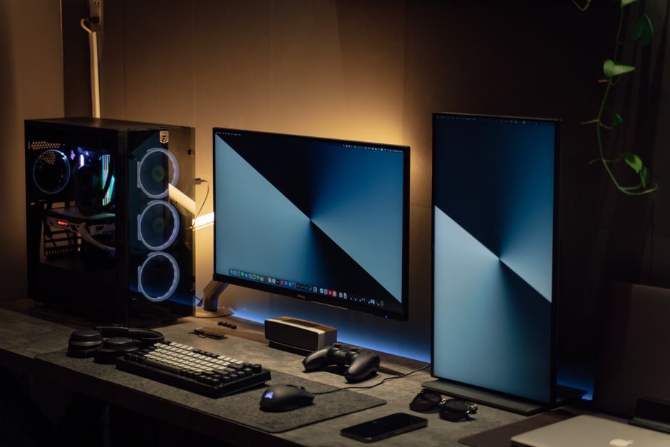 Moderna dual monitor PC postavka na stolu