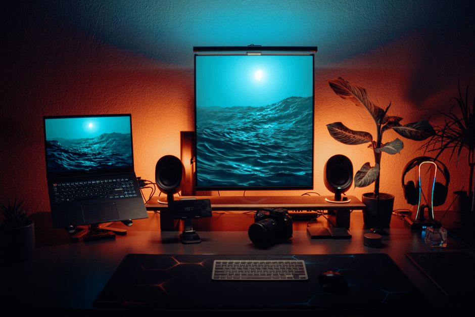 Stilski ured s dual monitorima i ambijentalnim osvjetljenjem