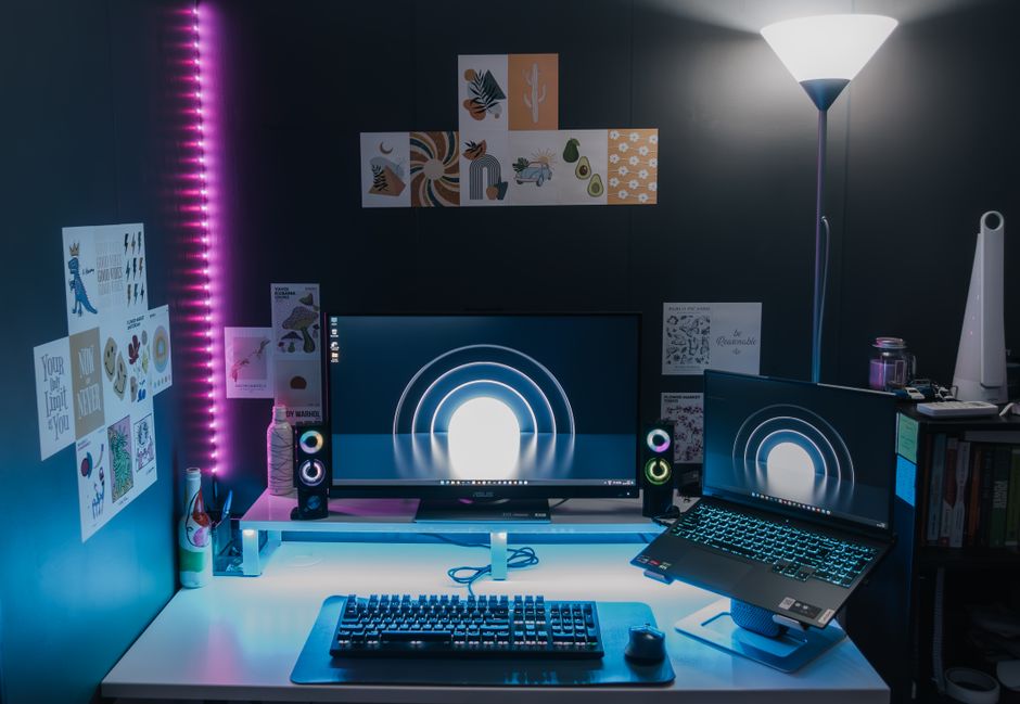 Gaming postava s dva monitora i LED osvjetljenjem