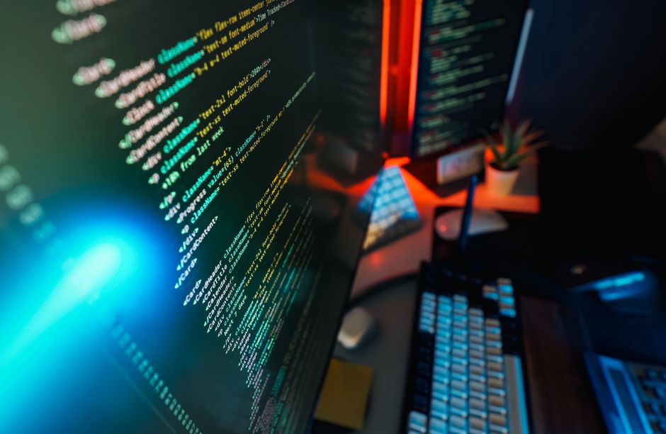 Futuristički radni prostor s prikazom programskog kôda na ekranu