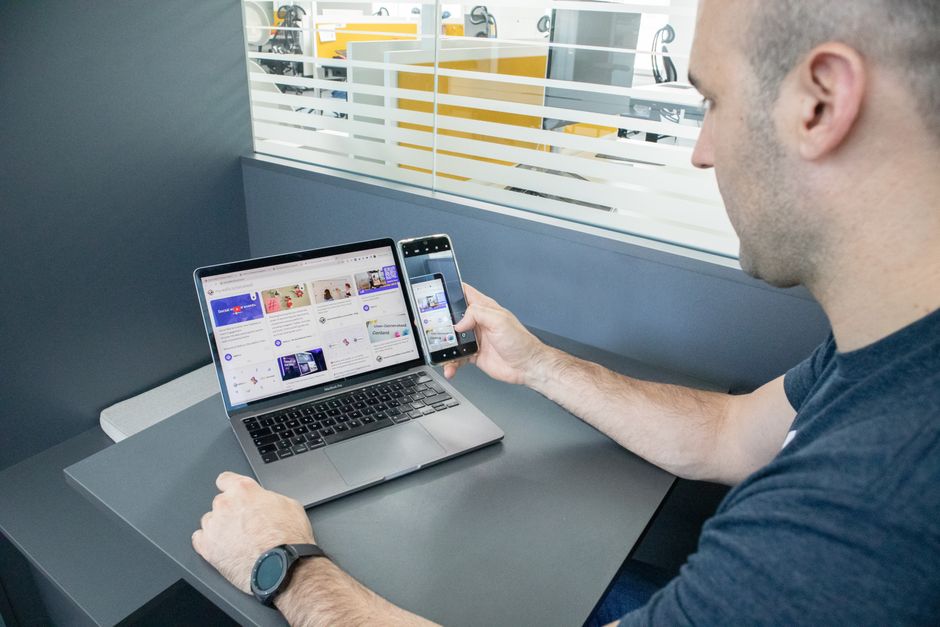 Poslovni čovjek koristi laptop i pametni telefon u modernom uredu